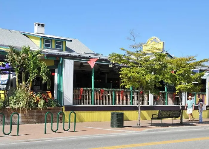 Siesta Key Village-Suite #3: A Block To The Beach!