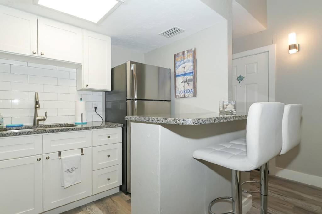 Siesta Key Village-suite #3: A Block To The Beach!