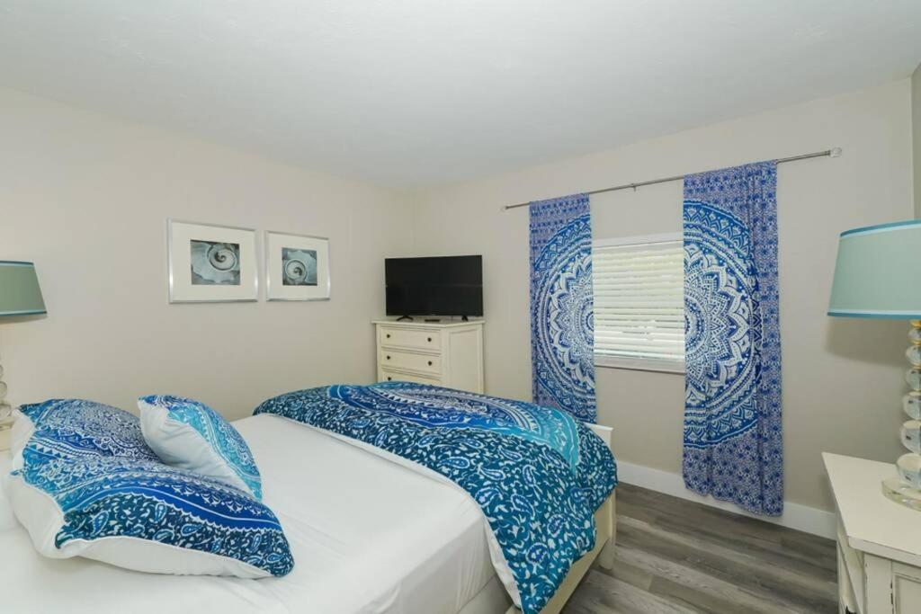 Apartment Siesta Key Village-suite #3: A Block To The Beach! *